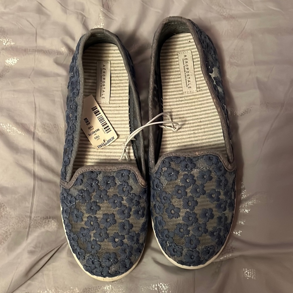 Blue flower print Aeropostale flats, size 10